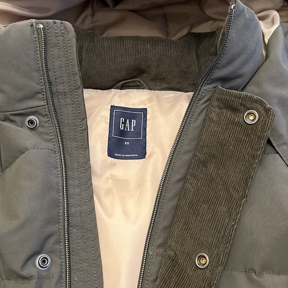 Gap Winter Jacket for men, Size XS in khaki green color - Picture 4 of 12